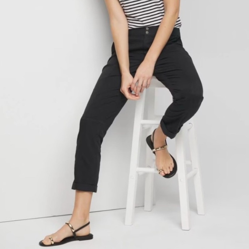 WHBM..Black Mid-Rise Pret-A-Pedi Straight Crop Pants. 
SIZE: 4L
COLOR: Black